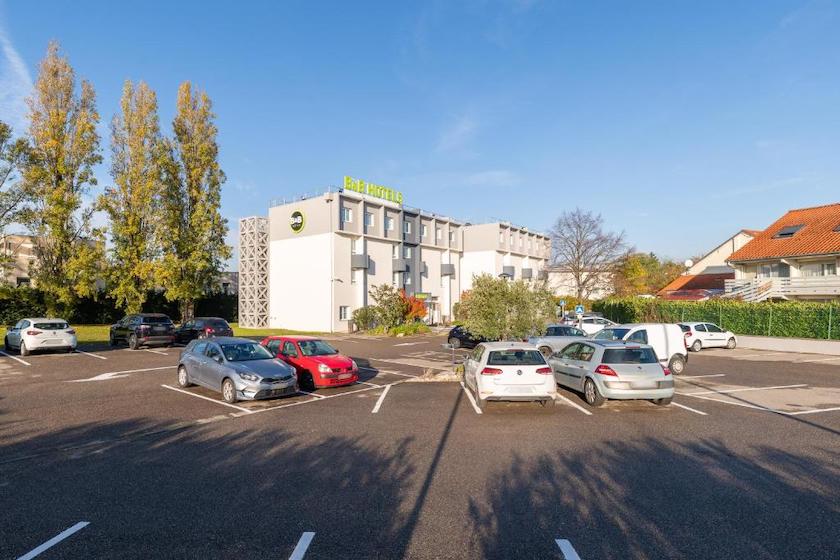 Le parking du B&B Hotel, pratique pour une étape à Porte des Alpes