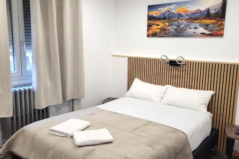 Une chambre double, aux couleurs douces, de l’Hôtel de la gare de Modane, près du Tunnel de Fréjus