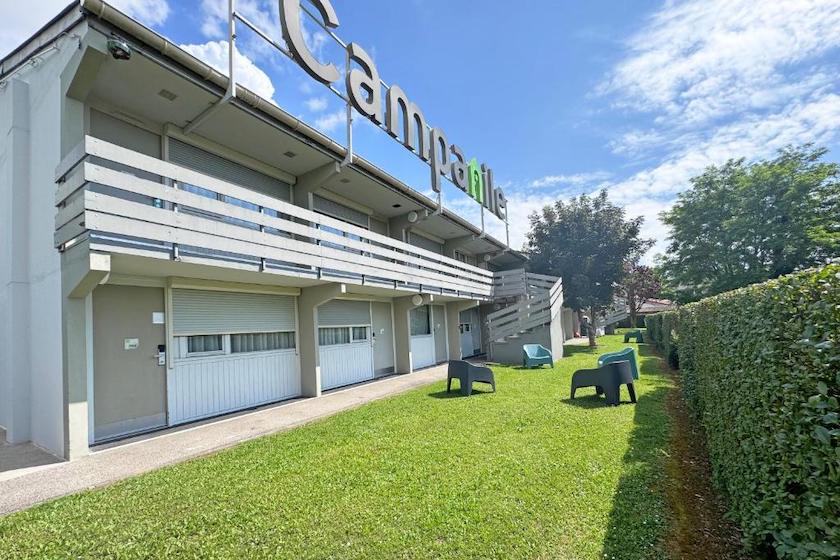 Le Campanile de L’Isle-d’Abeau et ses chambres côté jardin