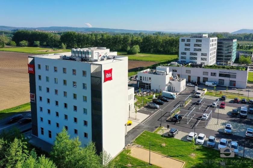 L’hôtel Ibis de l’Isle d’Abeau et son parking vus d’avion
