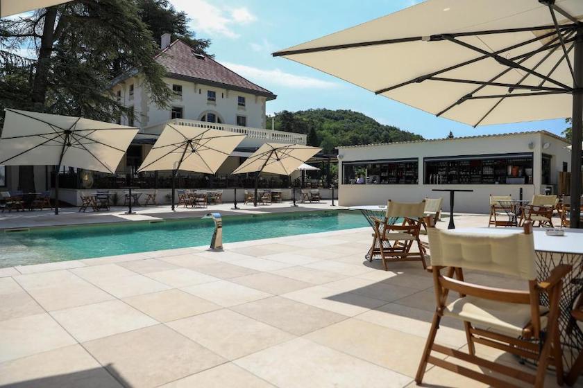 L’hôtel Séquoias vu depuis la terrasse de sa superbe piscine