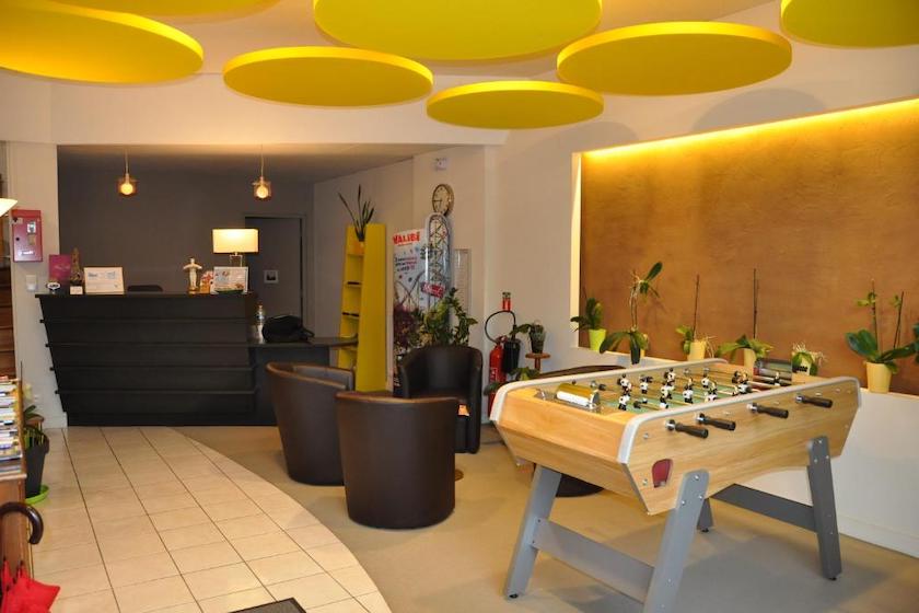 Le hall d’accueil coloré de l’Hôtel de France de La Tour-du-Pin