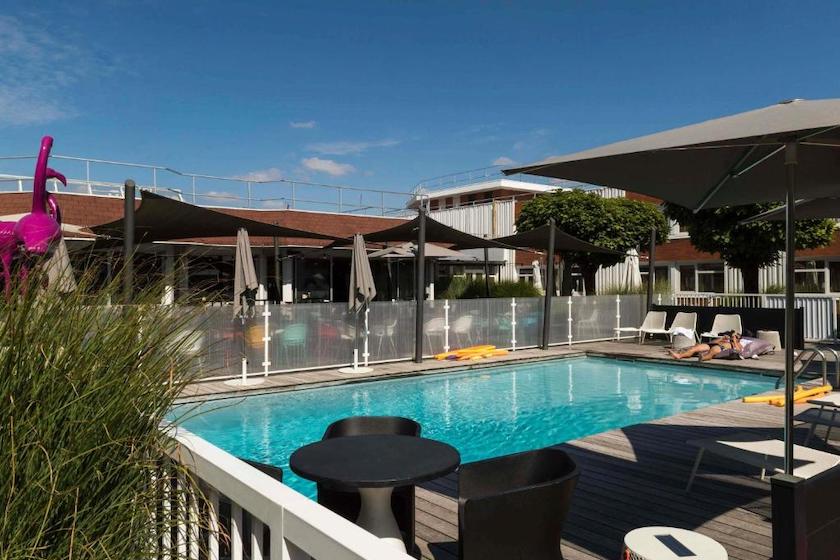 The swimming pool of the Ibis Styles hotel east of Lyon, next to A43 motorway