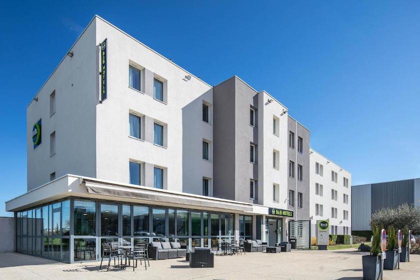 The B&B Hotel de Saint-Quentin-Fallavierfrom the outside, and its restaurant