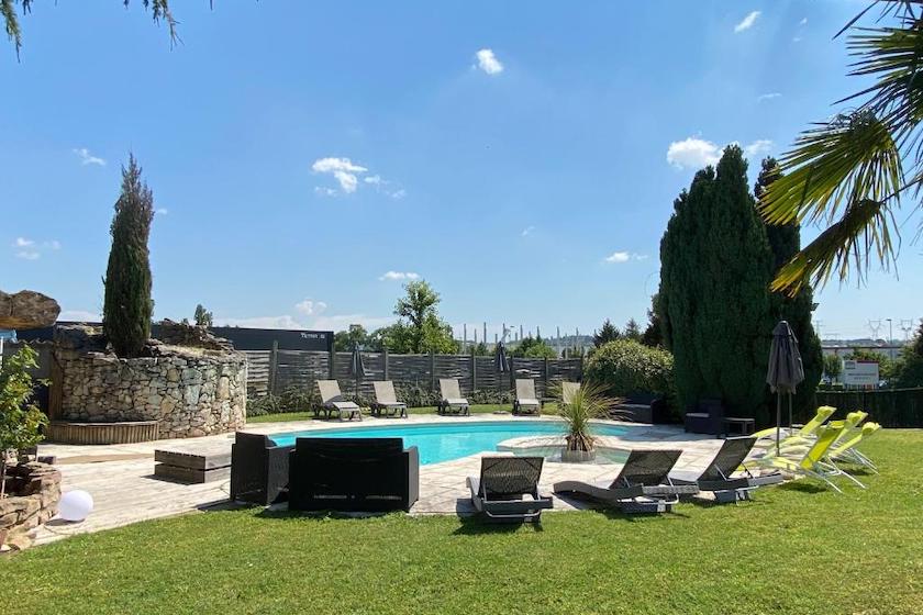 The garden with its swimming pool of the hotel La Roselière in Saint-Quentin-Fallavier