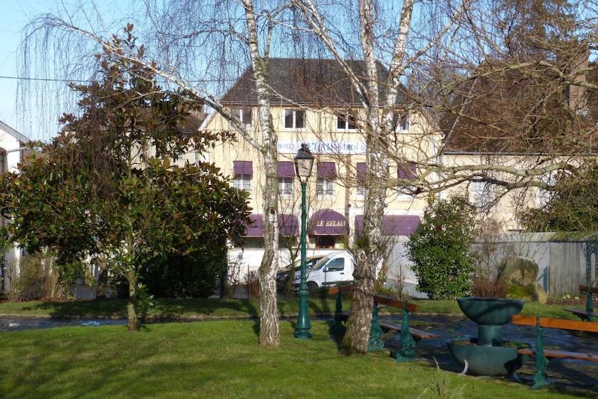 La façade de l’hôtel restaurant Le Relais, au centre de Courtenay
