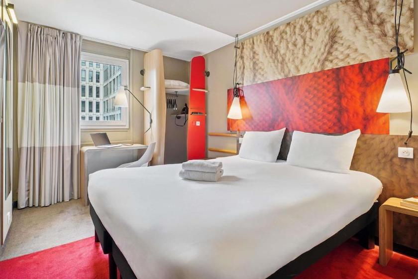 Une chambre double très colorée de l’Hôtel Ibis Paris Porte d’Orléans