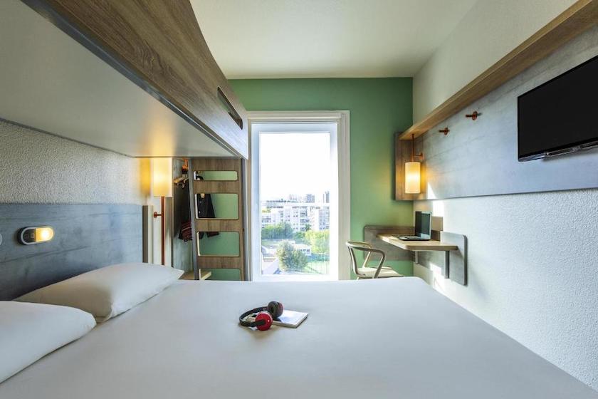 Une chambre de l’hôtel Ibis Budget Paris Porte d’Italie Ouest, pour un couple plus une personne dans le lit superposé