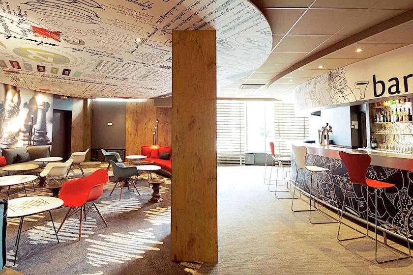 Le lounge coloré et son bar dans l’hôtel Ibis Paris Porte d’Italie