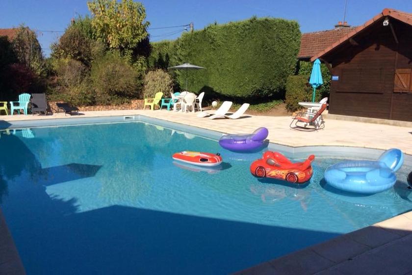 La piscine du Brit Hotel Dak’ Hôtel, pour un moment de détente sur la route