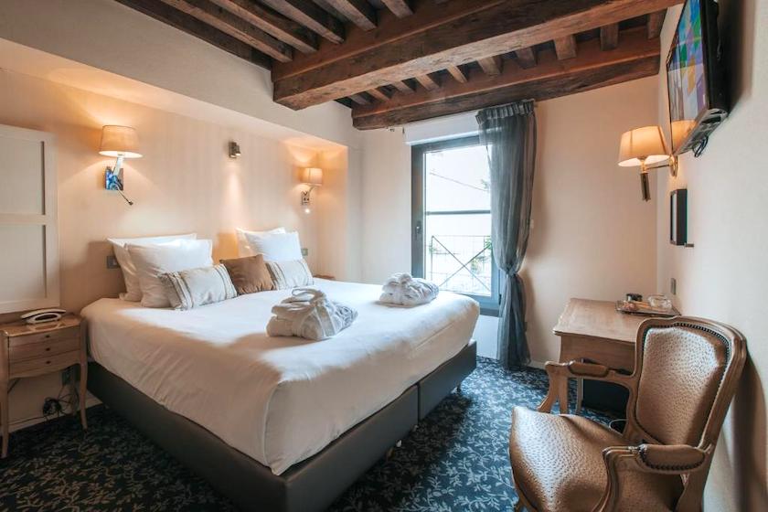 Une chambre double cossue de l’hôtel Henry II, 4 étoiles au centre de Beaune