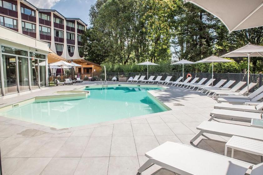 La piscine de l’hôtel Mercure Beaune Centre