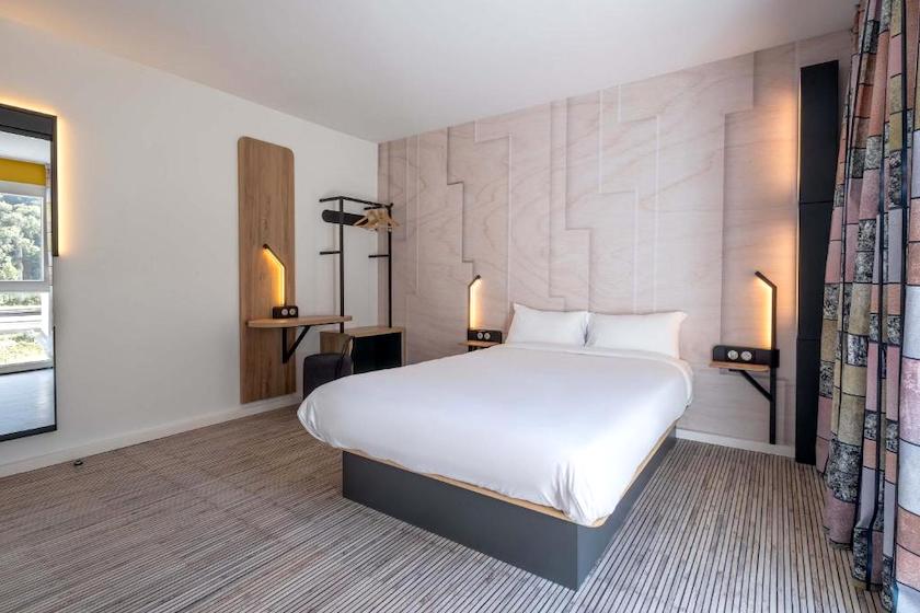 Une chambre double, récente et agréable du B&B Hotel Mâcon Sud