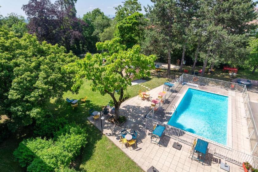 Le parc et la piscine du B&B Hotel de Lyon Nord