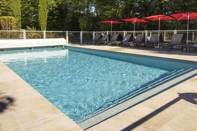 L’espace piscine de l’hôtel Ibis Lyon Nord