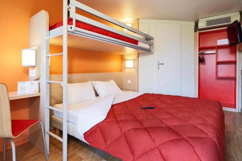 Une chambre pour un couple plus une personne dans le lit superposé à l’hôtel Hôtel Première Classe Lyon Ouest - Tassin