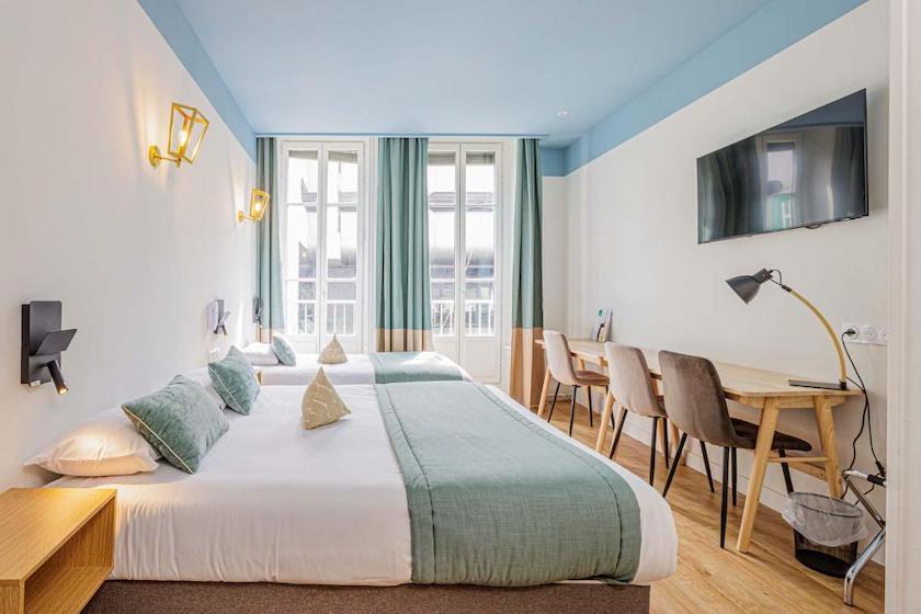Une chambre triple, lumineuse et confortable de l’hôtel Hotelo Lyon Ainay