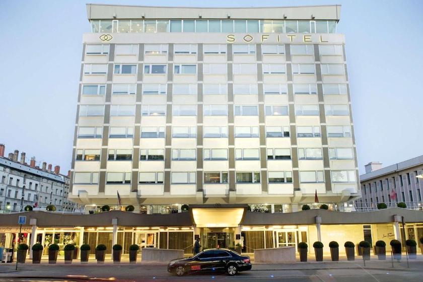 La façade vitrée de l’hôtel Sofitel Lyon, près de la Place Bellecour