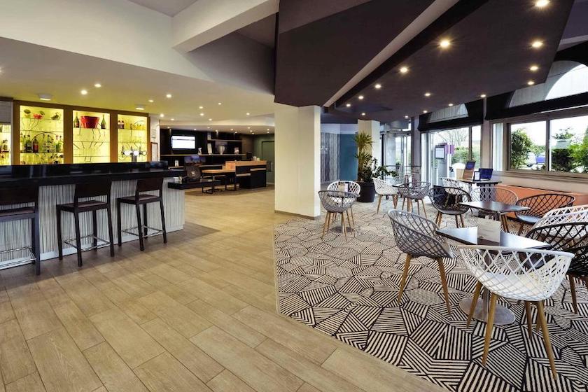 le hall d’accueil de l’hôtel Mercure de Chanas avec de fastes espaces chaleureux