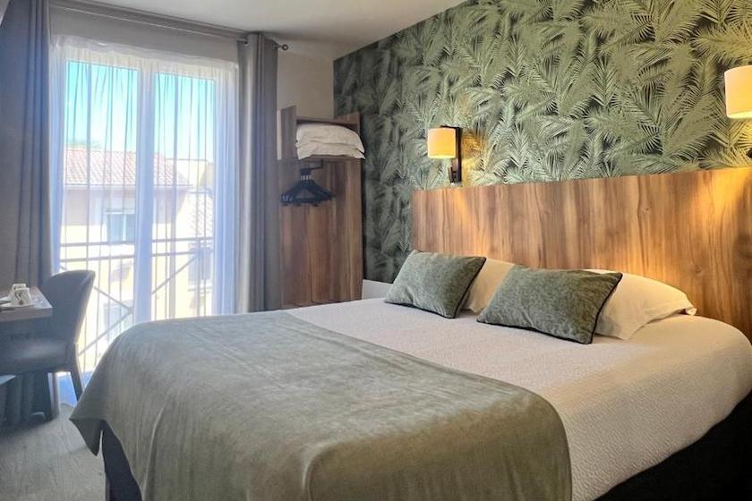 Une chambre double confortable du Logis Hôtel Restaurant Azalées