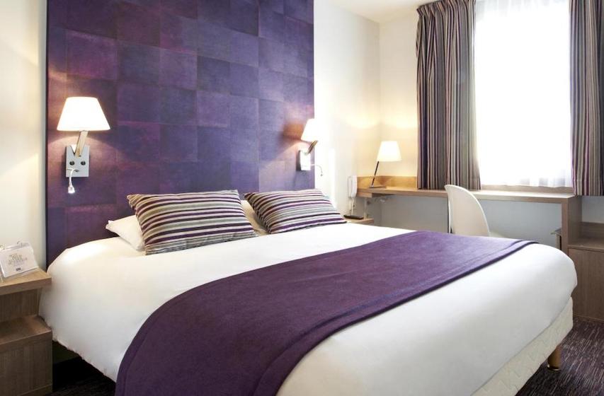 A bright double room at Hôtel Kyriad Valence Nord Bourg-lès-Valence.