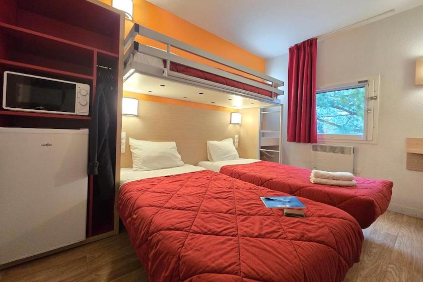 A triple room at Hôtel Première Classe Valence, with one bunk bed, plus a fridge and microwave.