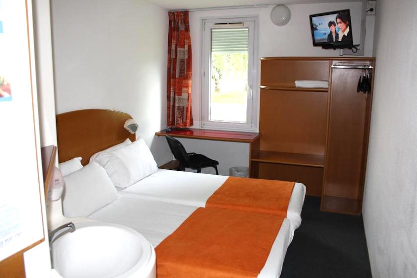 A view of a twin room at Hôtel Quick Palace Valence Nord.