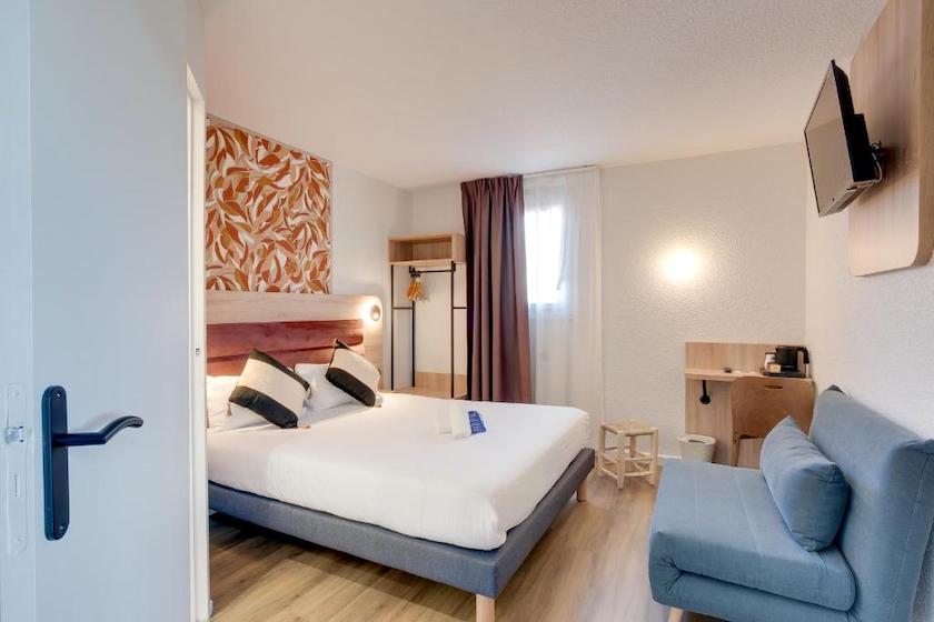 A warmly decorated double room in rich colours at Sure Hotel by Best Western Valence Nord.