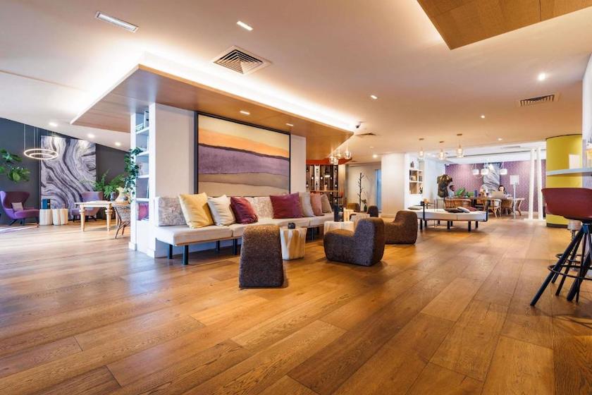 The welcoming reception area of the Mercure Valence Sud hotel