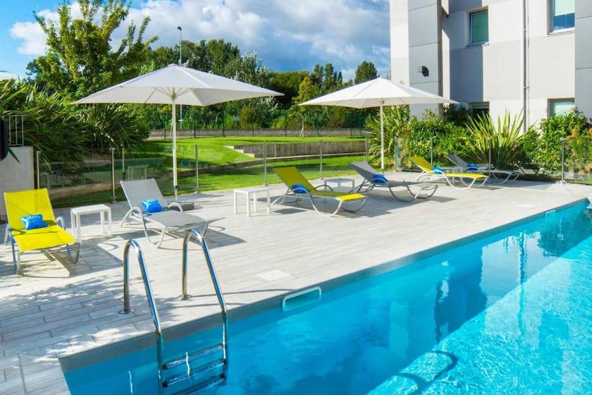 The swimming pool of the Ibis Budget Valence Sud will be appreciated during a stopover on the Autoroute du soleil