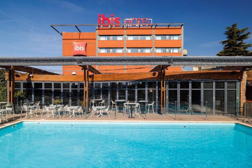 The large outdoor pool at the Ibis Valence Sud hotel