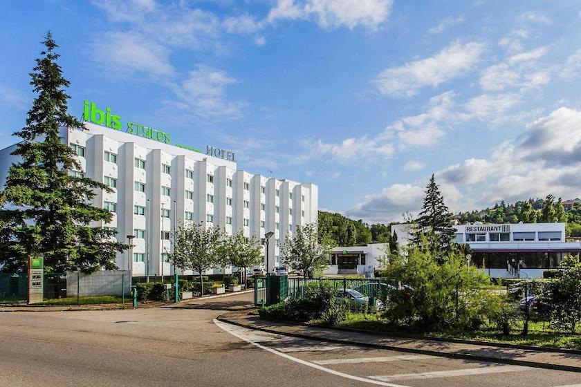 L’extérieur et le parking de l’hôtel Ibis Styles Lyon Sud Vienne
