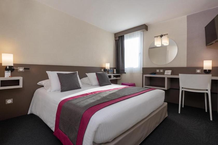 Une chambre double confortable de l’hôtel Kyriad Lyon Givors