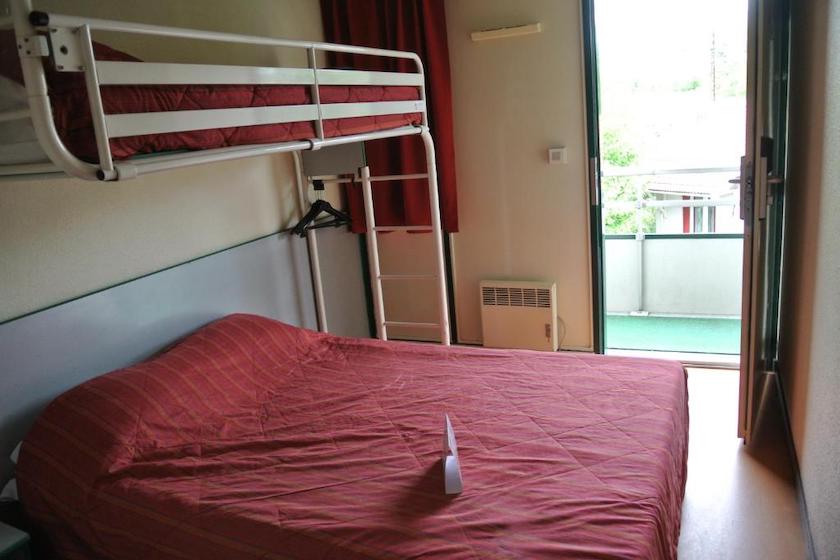 Une des chambres pour 3 personnes de l’hôtel Première Classe Lyon Sud Chasse-sur-Rhône