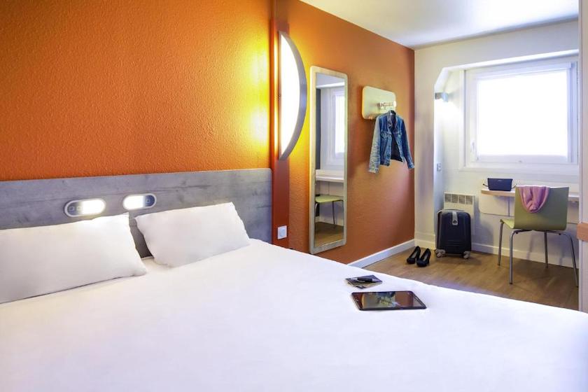 L’une des chambres, simple, pratique et colorée de l’Ibis Budget Vienne Sud